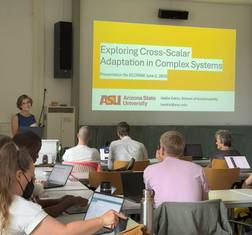 Prof. Hallie Eakin hält einen Vortrag im Rahmen der ECORSIK-Vorlesungsreihe.